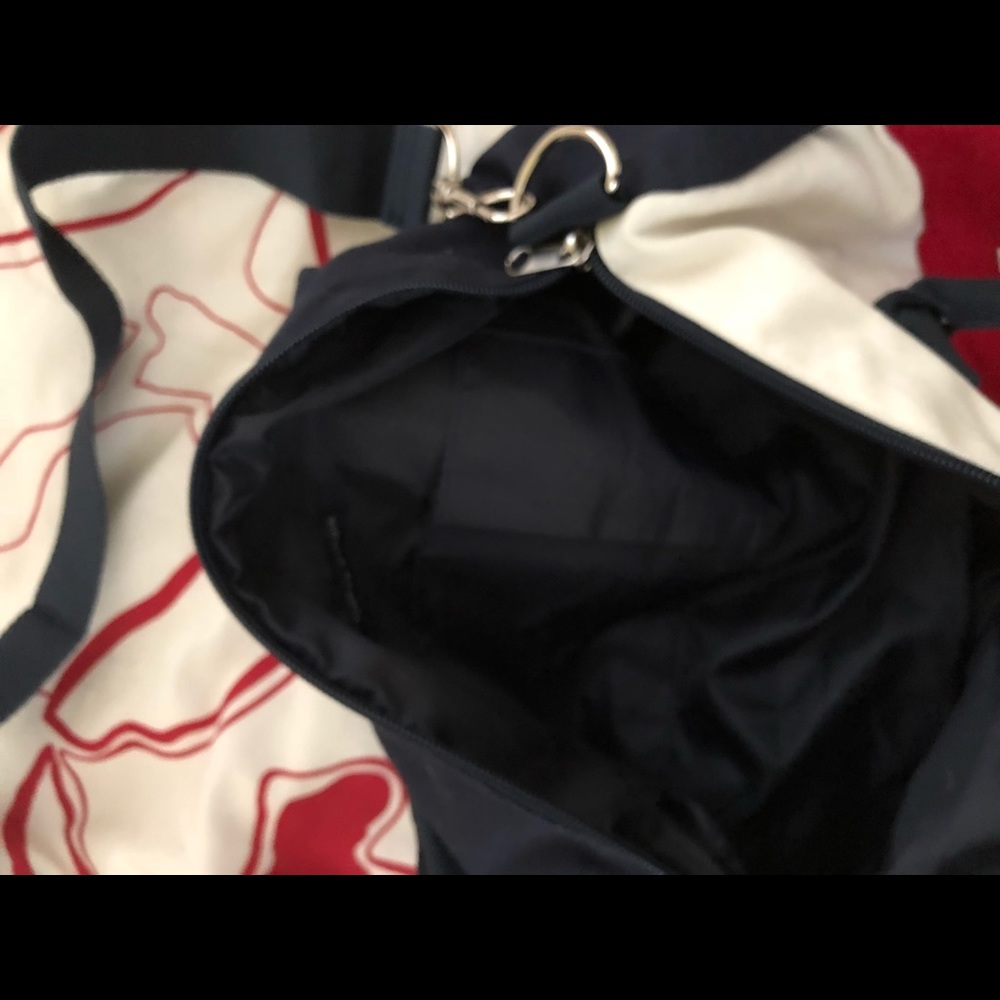 sold // tommy hilfiger duffle bag - Picture 4 of 5